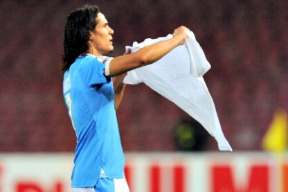 cavani mostra la maglietta dopo il vantaggio