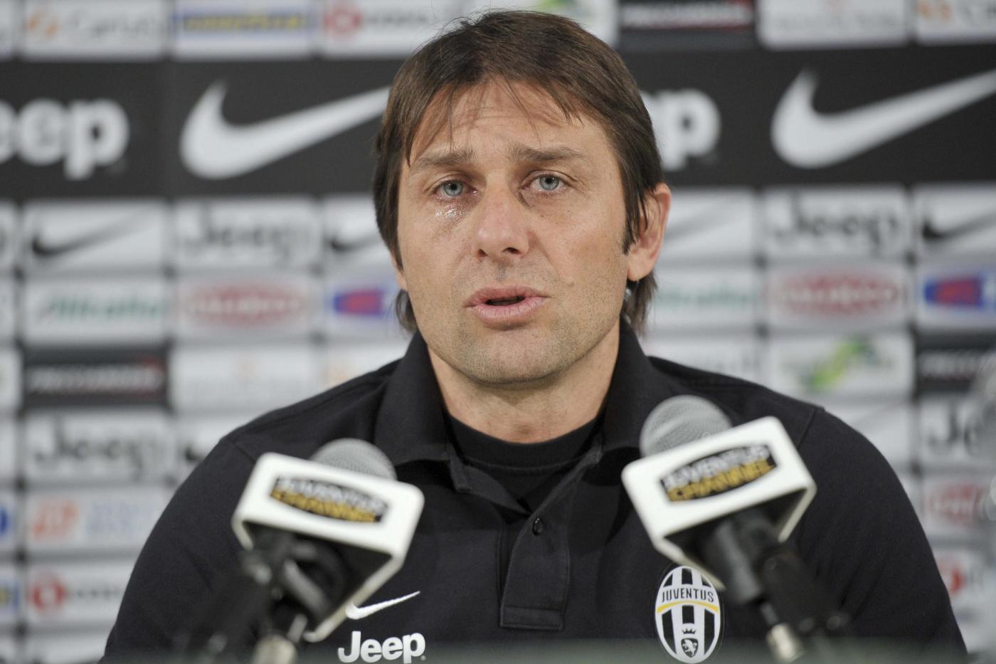  "C'è il rischio di pensare alle vacanze, in settimana siamo stati elogiati da tutti, c'è il pericolo di un appagamento, di affrontare il Cagliari con presunzione e pensando alla valigia più che al campo. Io farò il mio e mi aspetto una risposta importante dalla squadra. E' in questi momenti che voglio risposte, da questo punto di vista la squadra mi ha sempre sorpreso in positivo. Non accorcerò i giorni di vacanza in caso di risultato non positivo: non c'è bisogno, abbiamo la maturità necessaria per affrontare la partita al meglio. I numeri parlano chiaro: abbiamo più punti dell'anno scorso, viaggiamo a velocità straordinarie".