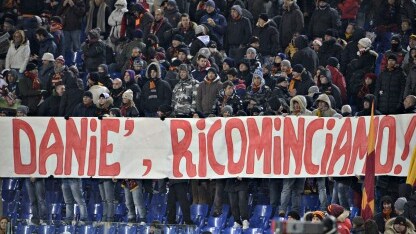 lo striscione in favore di de rossi