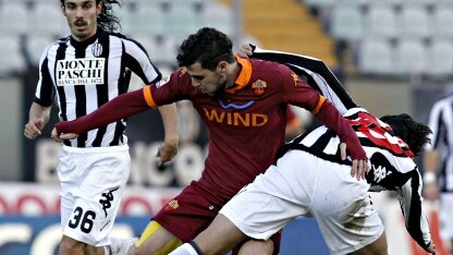 mattia destro vince un contrasto