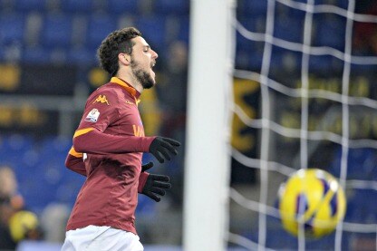 mattia destro corre ed esulta dopo un gol