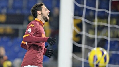 mattia destro corre ed esulta dopo un gol