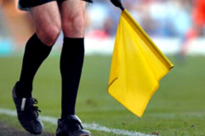 un guardalinee durante una partita di calcio