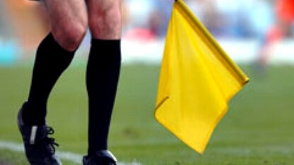 un guardalinee durante una partita di calcio