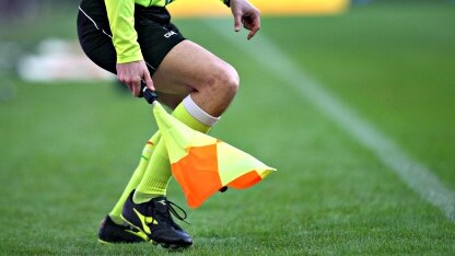 un assistente di linea in gioco