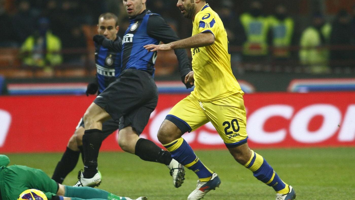 L'Inter batte il Verona e raggiunge i quarti di finale in Coppa Italia. Le reti tutte nella ripresa. I nerazzurri sfideranno la vincente di Napoli-Bologna.