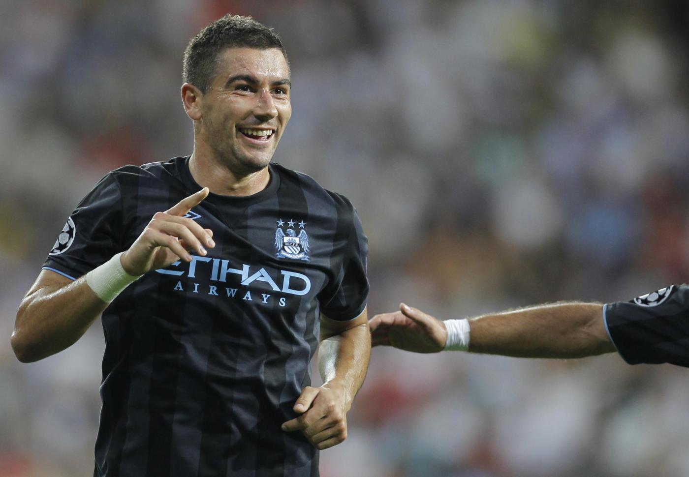 Il serbo con il viso tutt'altro che sorridente ha cantato 'Jingle Balls' ai suoi tifosi. Dietro forse c'è la voglia di salutare la Premier League.