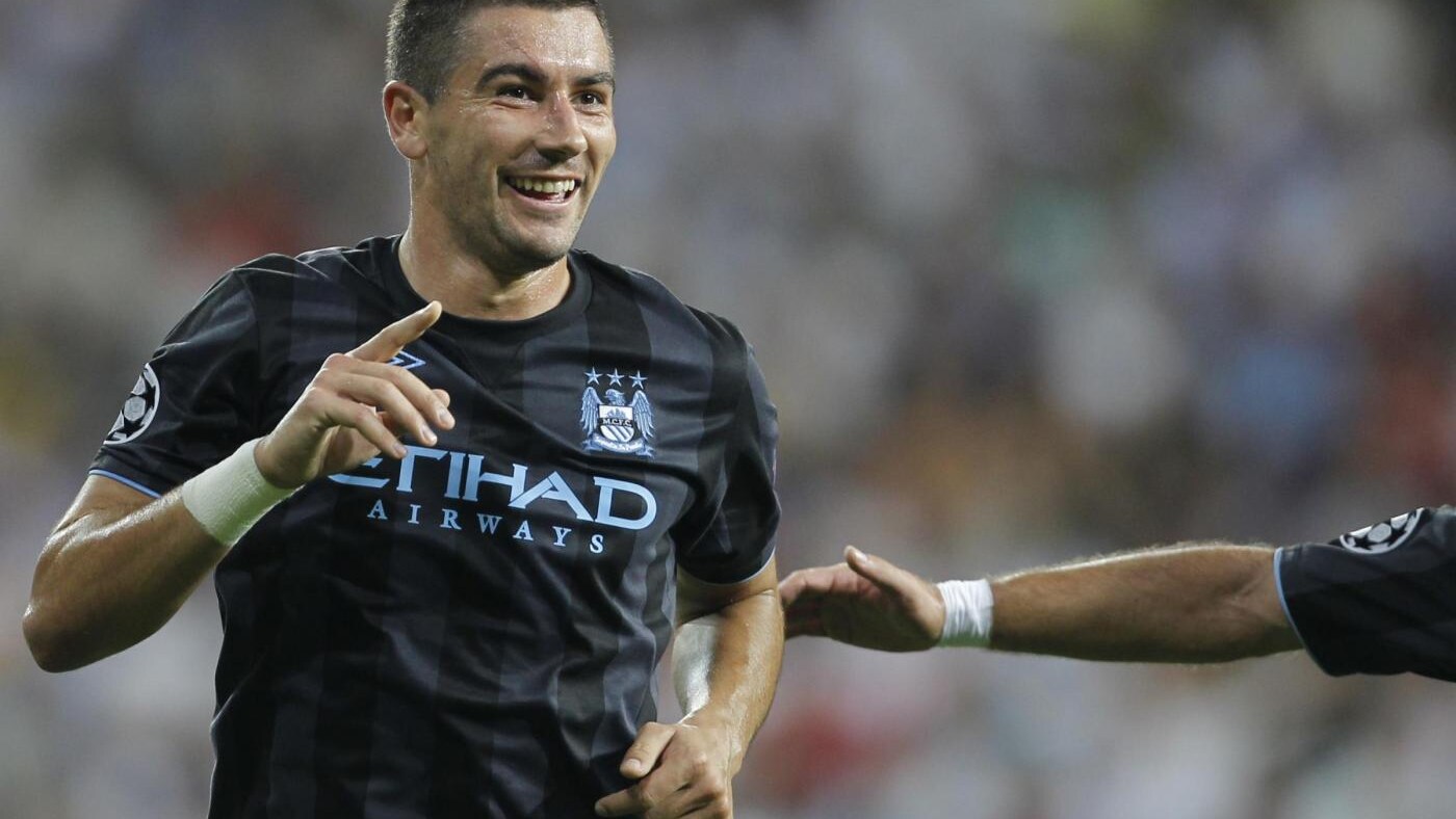 Il serbo con il viso tutt'altro che sorridente ha cantato 'Jingle Balls' ai suoi tifosi. Dietro forse c'è la voglia di salutare la Premier League.