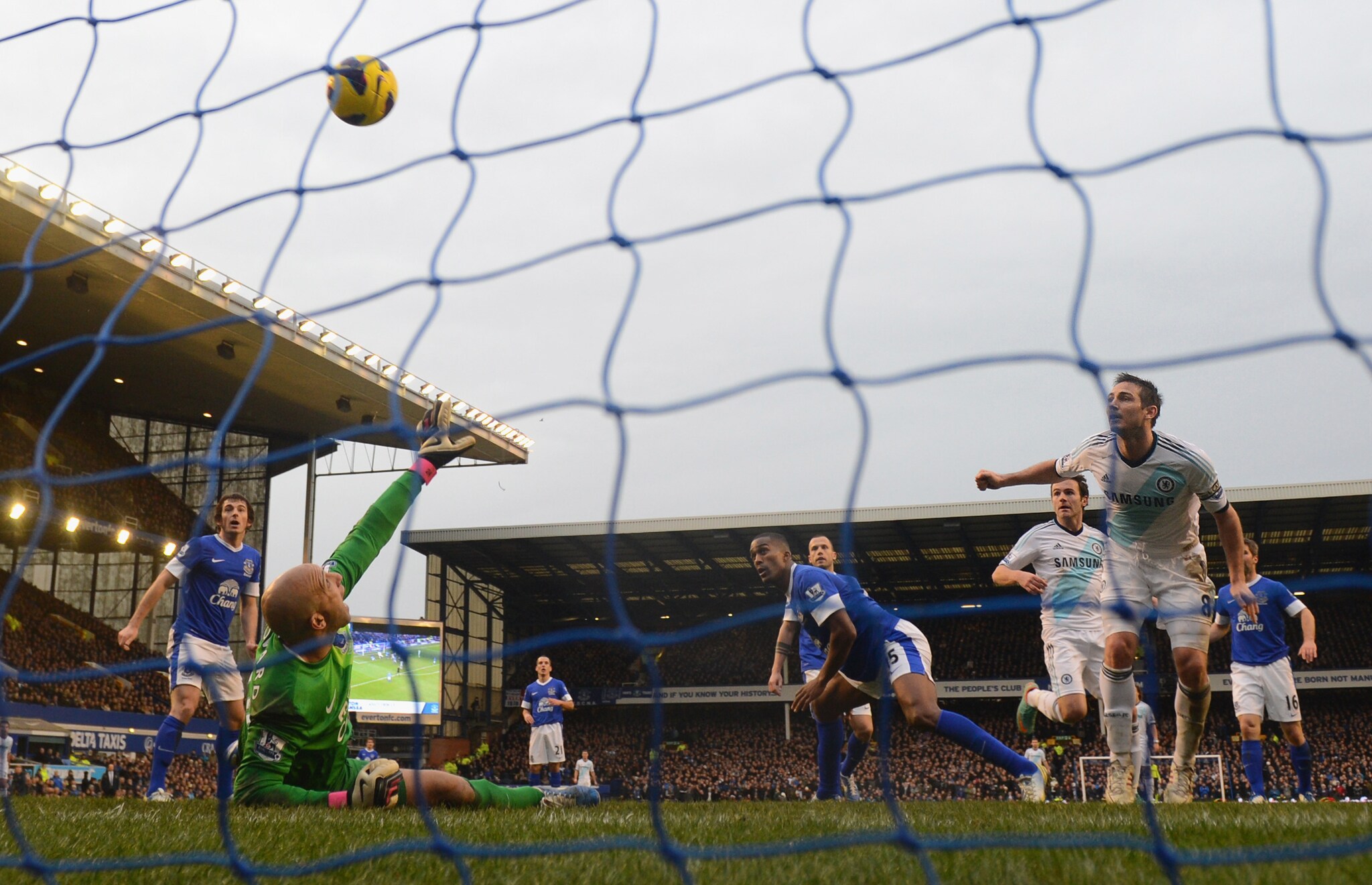 Al 'Goodison Park' il Chelsea ha vinto il quarto match consecutivo. Dopo il gol di Osman è salito in cattedra Frank Lampard, che ha realizzato una doppietta.