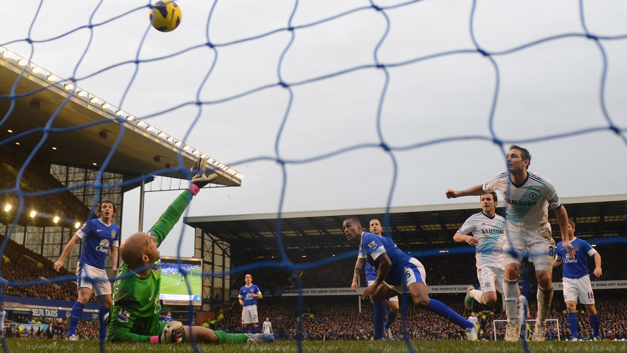Al 'Goodison Park' il Chelsea ha vinto il quarto match consecutivo. Dopo il gol di Osman è salito in cattedra Frank Lampard, che ha realizzato una doppietta.
