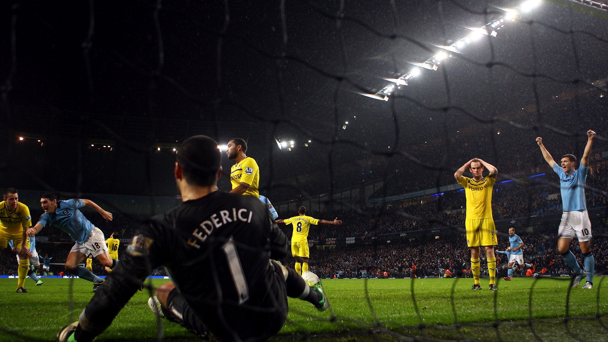 Il City batte il Reading al 92' (gol di Barry) e si porta a tre punti dal Manchester United, che domani gioca a Swansea. Vincono Arsenal, Everton e Liverpool.