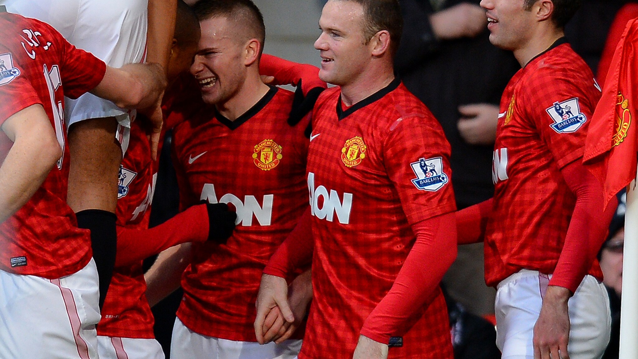 Ad 'Old Trafford' il Manchester United ha sconfitto il Sunderland. Il Manchester City ha vinto 3-1 in casa del Newcastle. Liverpool sconfitto in casa dall'Aston Villa. Lunedì l'Arsenal sfiderà il Reading.
