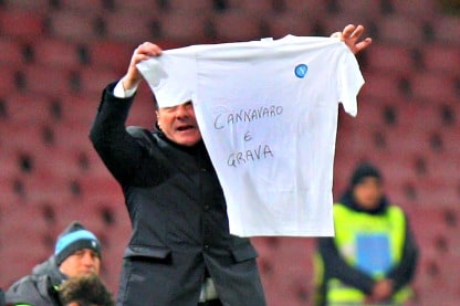 il tecnico mostra la maglietta dopo il gol