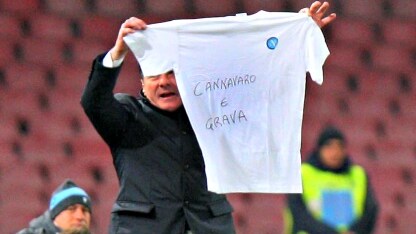 il tecnico mostra la maglietta dopo il gol