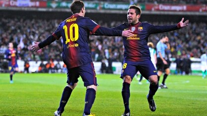 un abbraccio dopo la rete di messi