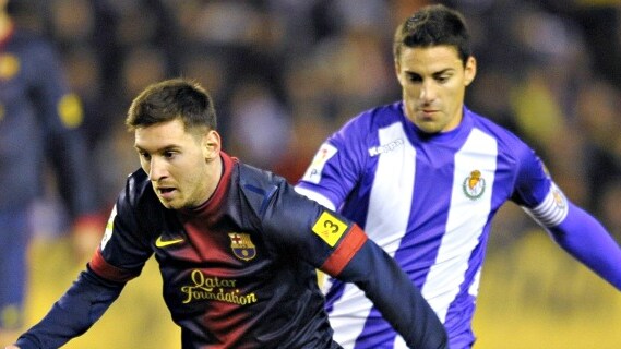lionel in barella dolorante al ginocchio