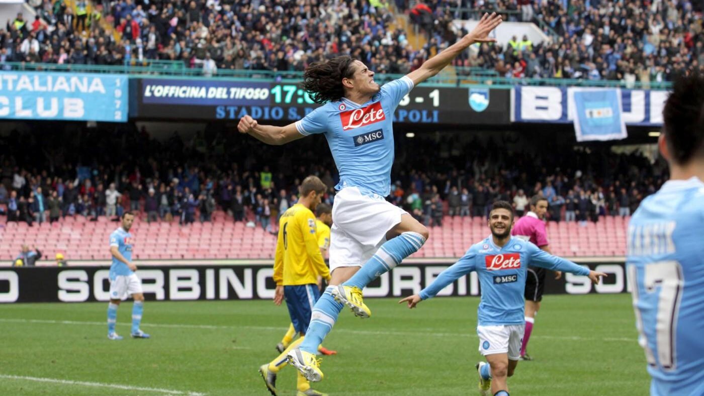 Un bel Napoli schianta il Pescara nel match d'ora di pranzo della 15a giornata. Doppiette per Cavani e Inler. In gol anche Hamsik e Bjarnason. Mazzarri si riporta a due punti dalla Juventus.