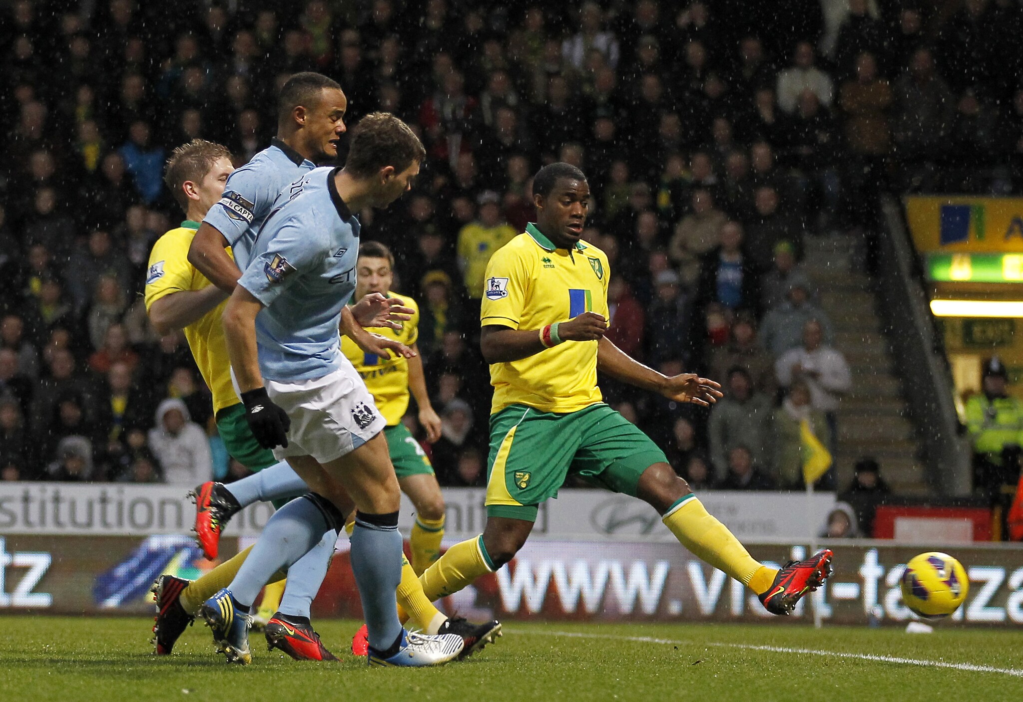 norwich manchester city 3 4 manchester united west bromwich 2 0