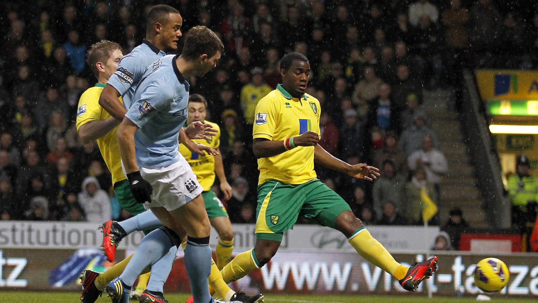 norwich manchester city 3 4 manchester united west bromwich 2 0