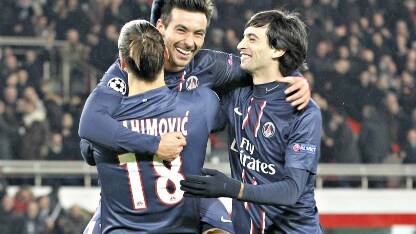 pastore abbraccia lavezzi
