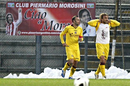 paulinho mostra la maglietta