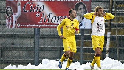 paulinho mostra la maglietta