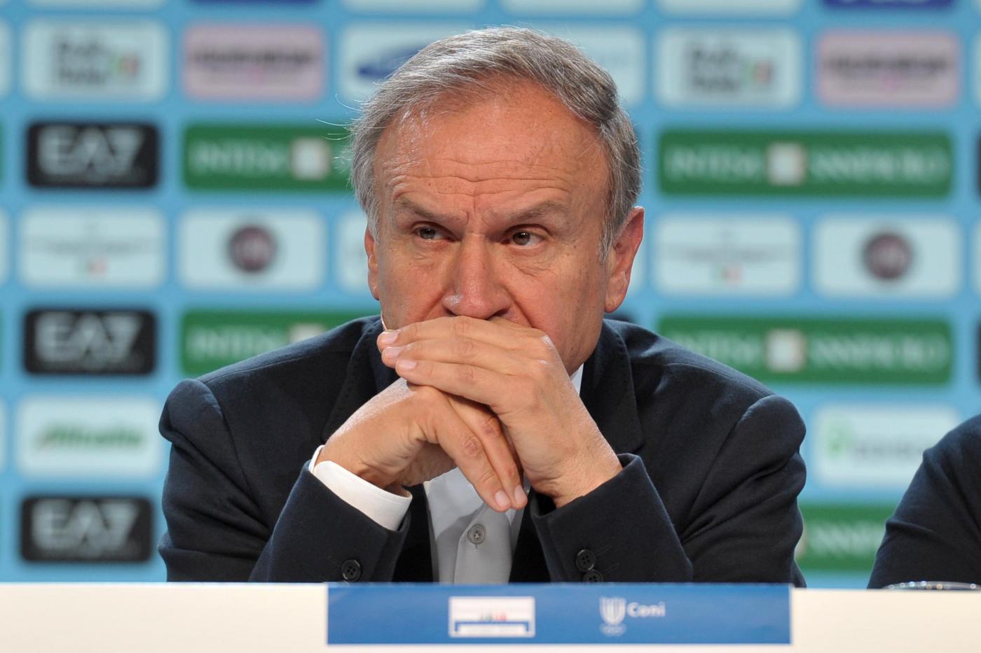 Il presidente del Coni scende in campo a favore di Guglielmo Stendardo. Il calciatore dell'Atalanta ha rifiutato la convocazione per Roma-Atalanta per poter svolgere l'esame da avvocato.