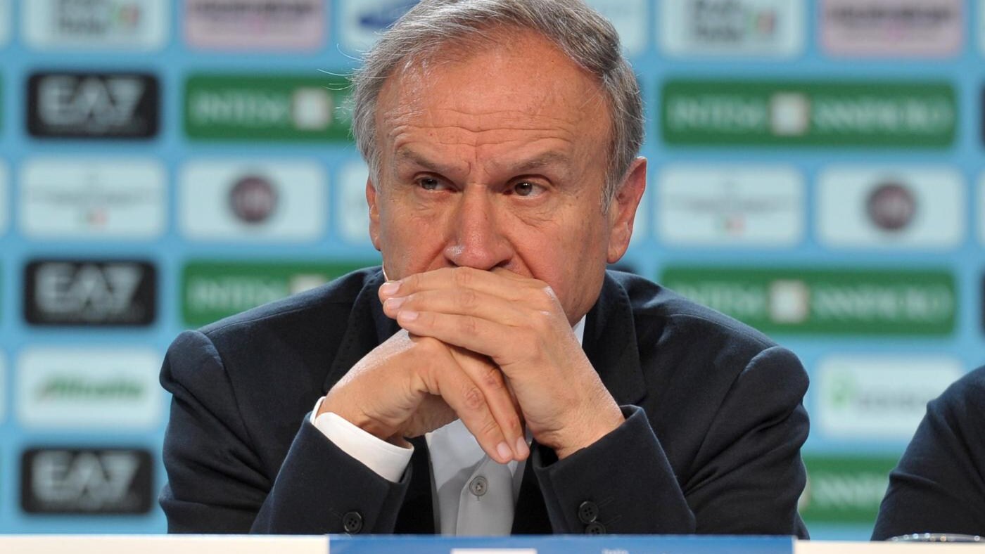 Il presidente del Coni scende in campo a favore di Guglielmo Stendardo. Il calciatore dell'Atalanta ha rifiutato la convocazione per Roma-Atalanta per poter svolgere l'esame da avvocato.
