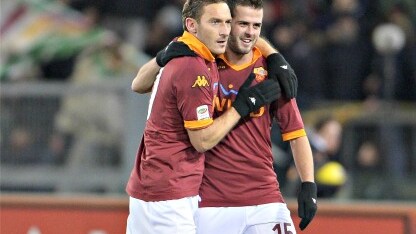 pjanic accanto a totti