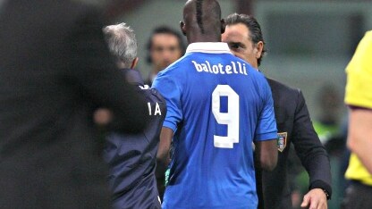 balotelli accanto al ct prandelli