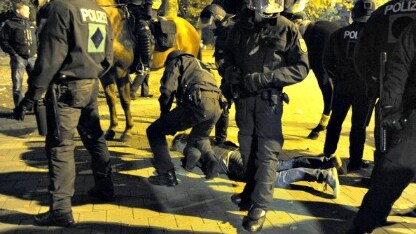 incidenti allo stadio tra polizia e tifosi
