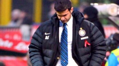 il tecnico nerazzurro pensieroso