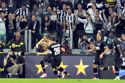 tifosi della juve esultano al gol di caceres