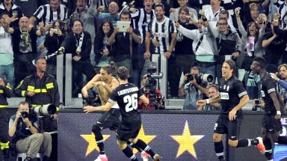 tifosi della juve esultano al gol di caceres