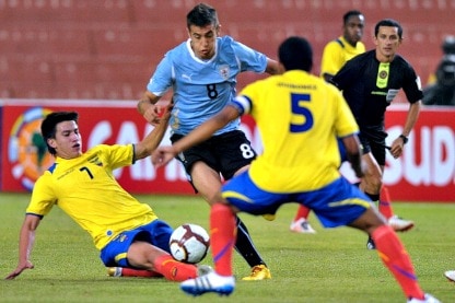 matias vecino in azione con l'uruguay