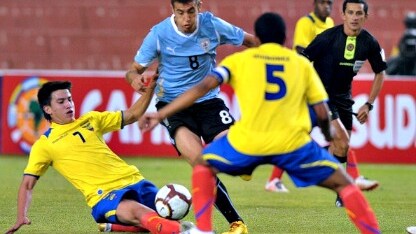 matias vecino in azione con l'uruguay