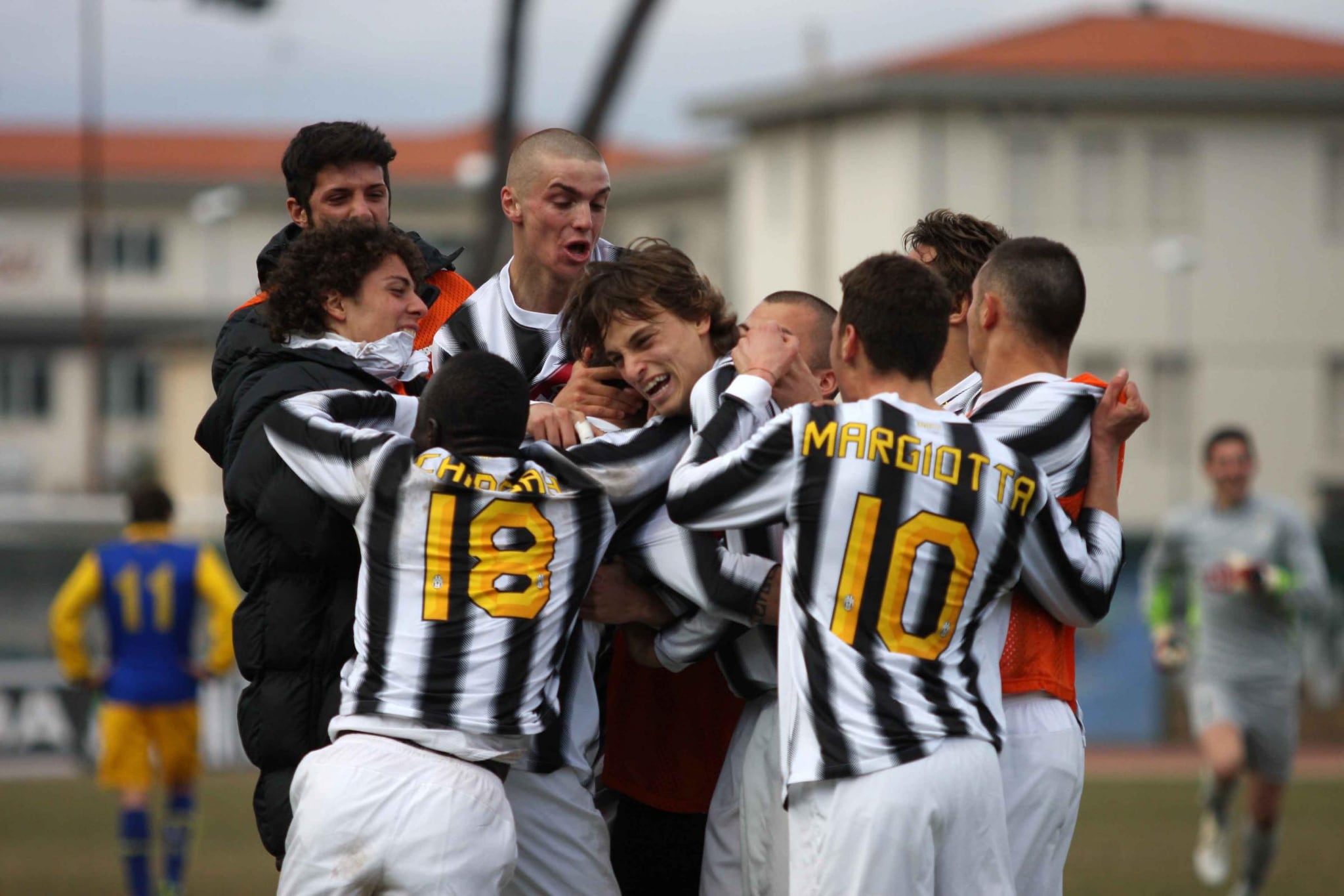 i ragazzi della juve esultano per il successo