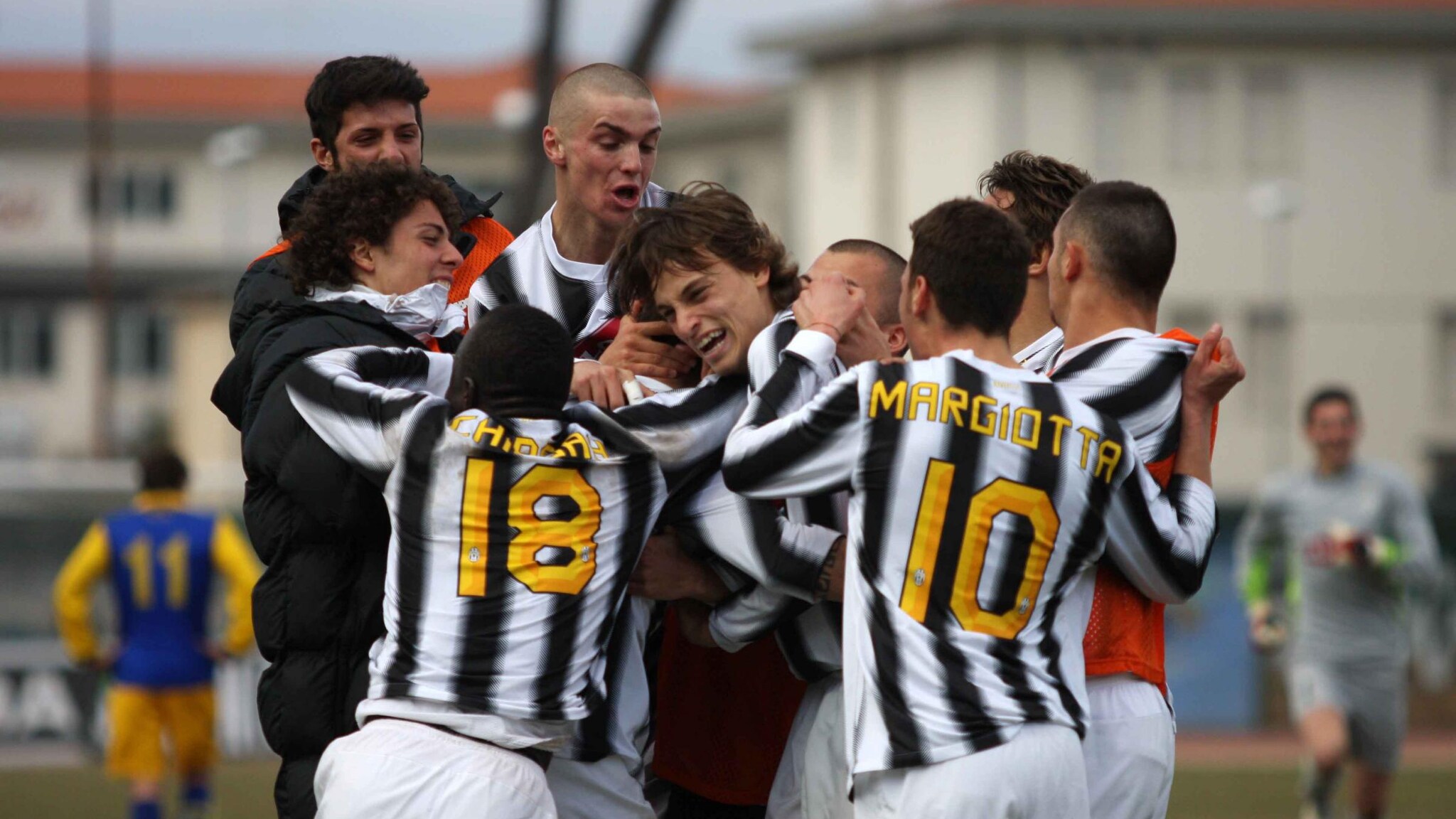 i ragazzi della juve esultano per il successo