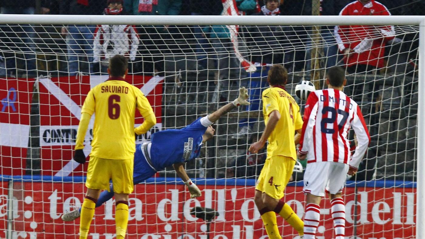 Il Sassuolo, vittorioso nel derby, allunga sul Livorno, bloccato sul 3-3 a Vicenza. Il Verona ha vita facile con l'Ascoli. Successi interni per Spezia e Ternana. Cesena-Empoli rinviata per neve.