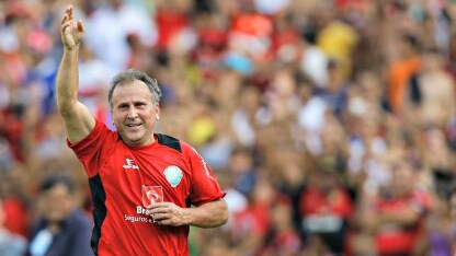 zico saluta i tifosi del flamengo