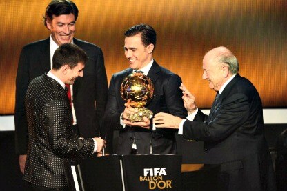 fabio cannavaro consegna il trofeo
