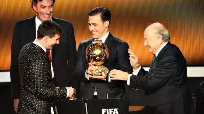 fabio cannavaro consegna il trofeo