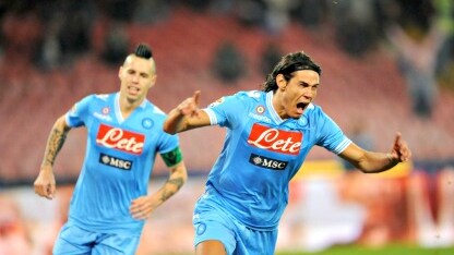 hamsik e cavani corrono dopo la tripletta