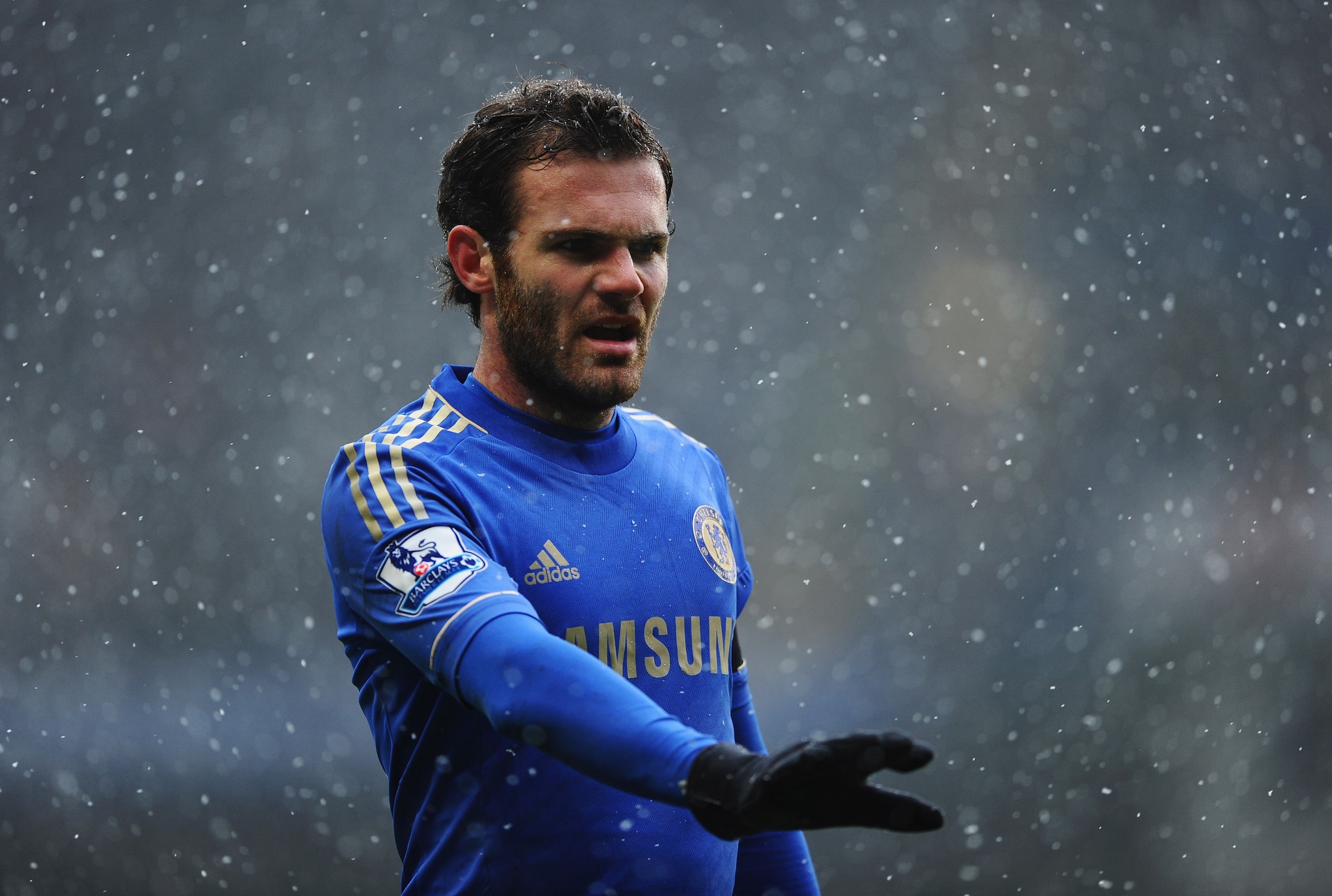 Nel derby di Londra, giocato sotto la neve, hanno segnato Mata (al 6'), Lampard (16') e Theo Walcott (59'). I 'Blues' restano al terzo posto.