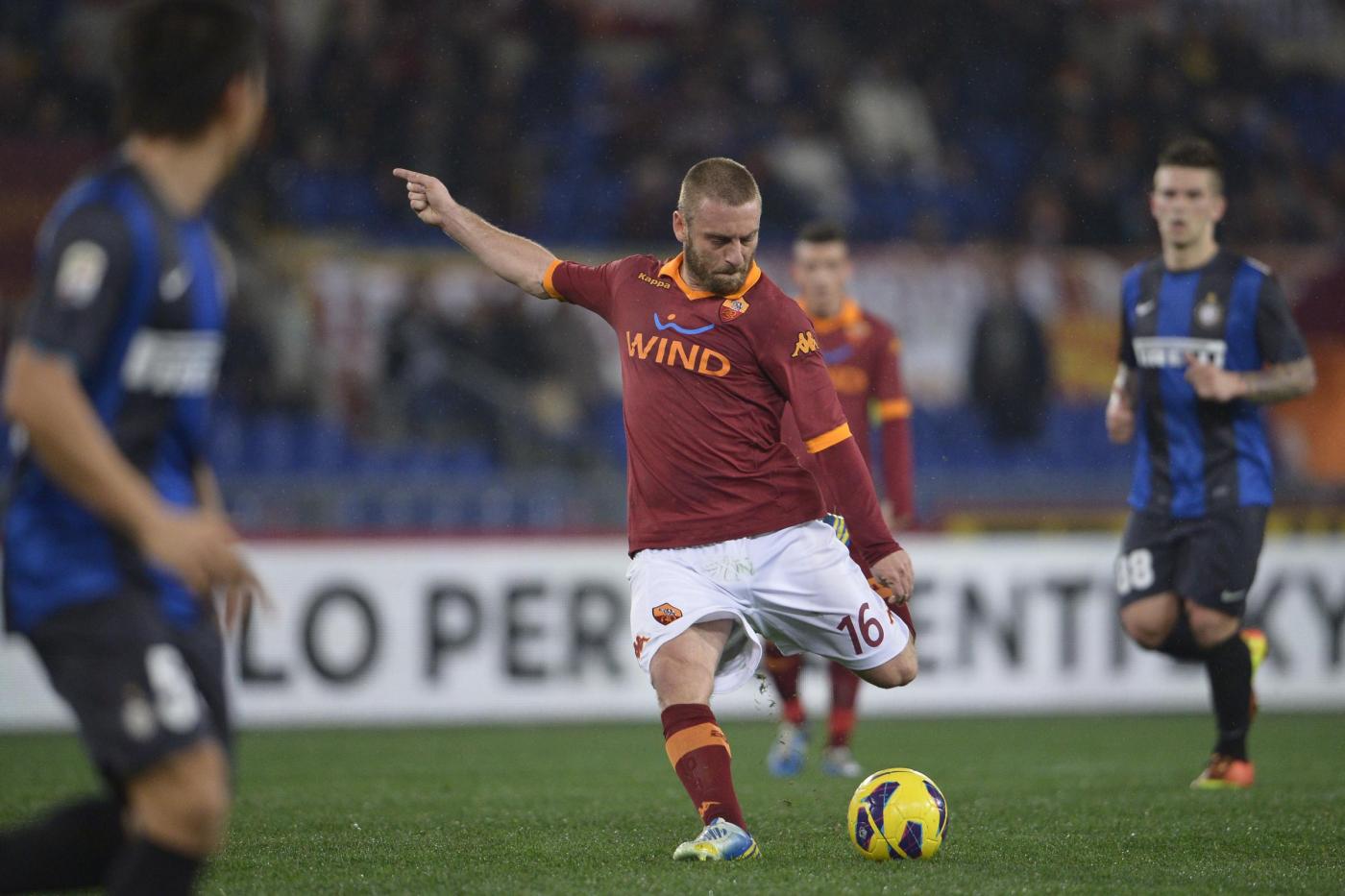 Questa sicuramente non è la migliore stagione di Daniele De Rossi. Il cattivo rapporto con Zeman lo ha portato tante volte in panchina. In queste ultime partite ‘Capitan Futuro’ si è ripreso il posto da titolare, ma ieri il centrocampista romanista ha dovuto abbandonare la sua squadra durante l’intervallo per colpa di un problema muscolare. L’ennesimo. De Rossi, che sicuramente salterà la semifinale di andata di Coppa Italia, che la Roma giocherà mercoledì prossimo contro l’Inter, non ha ancora svolto gli esami di rito. Per il momento si parla di contrattura, ma qualcuno teme ci sia una lesione muscolare di primo grado. Secondo alcune indiscrezioni il giocatore rischia di saltare anche il prossimo match di campionato, che la Roma giocherà a Bologna domenica alle 12.30. L’assenza di De Rossi sarà pesante per Zeman, che in Coppa Italia non avrà cinque giocatori che devono scontare un turno di squalifica.