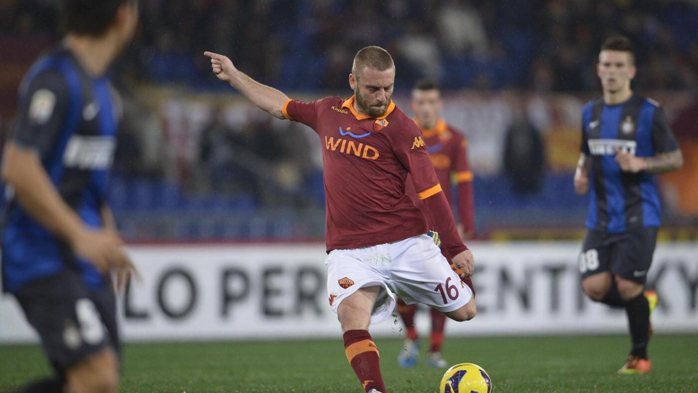 Questa sicuramente non è la migliore stagione di Daniele De Rossi. Il cattivo rapporto con Zeman lo ha portato tante volte in panchina. In queste ultime partite ‘Capitan Futuro’ si è ripreso il posto da titolare, ma ieri il centrocampista romanista ha dovuto abbandonare la sua squadra durante l’intervallo per colpa di un problema muscolare. L’ennesimo. De Rossi, che sicuramente salterà la semifinale di andata di Coppa Italia, che la Roma giocherà mercoledì prossimo contro l’Inter, non ha ancora svolto gli esami di rito. Per il momento si parla di contrattura, ma qualcuno teme ci sia una lesione muscolare di primo grado. Secondo alcune indiscrezioni il giocatore rischia di saltare anche il prossimo match di campionato, che la Roma giocherà a Bologna domenica alle 12.30. L’assenza di De Rossi sarà pesante per Zeman, che in Coppa Italia non avrà cinque giocatori che devono scontare un turno di squalifica.