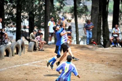 una gara di calcio giovanile