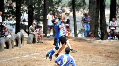 una gara di calcio giovanile