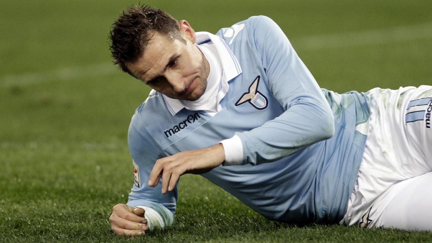 Un problema muscolare potrebbe impedire all'attaccante tedesco di giocare nel primo anticipo della 21a giornata. Klose sarebbe sostituito da Floccari.