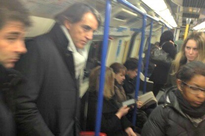 Mancini torna in albergo in metro dopo aver visto il match con l'Arsenal